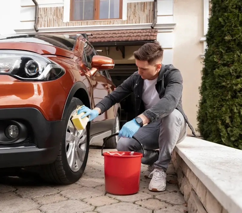 Lavage auto à domicile Jussac : professionnel intervenant sur un véhicule
